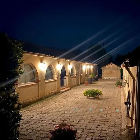 Insolite Au Coeur D'une Ecurie Apartment Arles